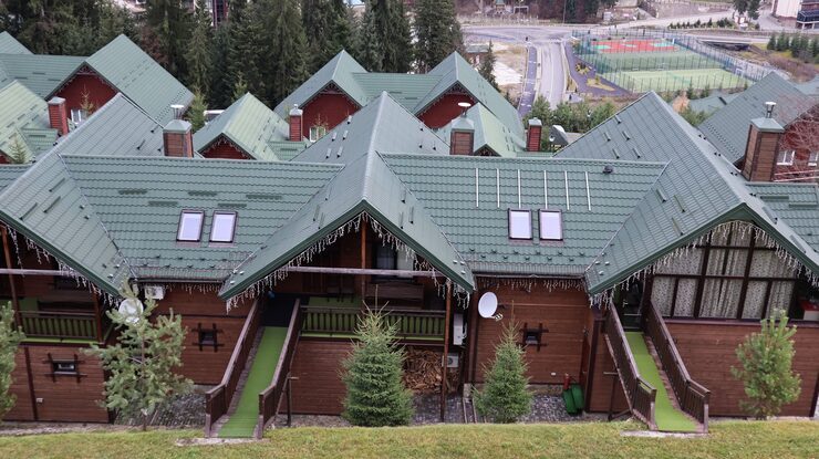 Cedar Shake Roofing for Homes: Benefits, Costs, and Installation